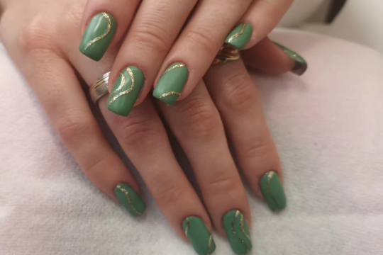 Uñas de gel o acrigel.