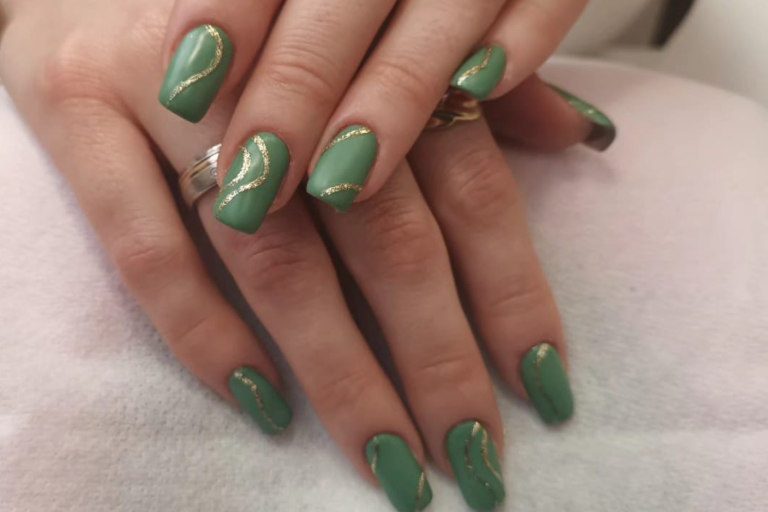 Uñas de gel o acrigel.